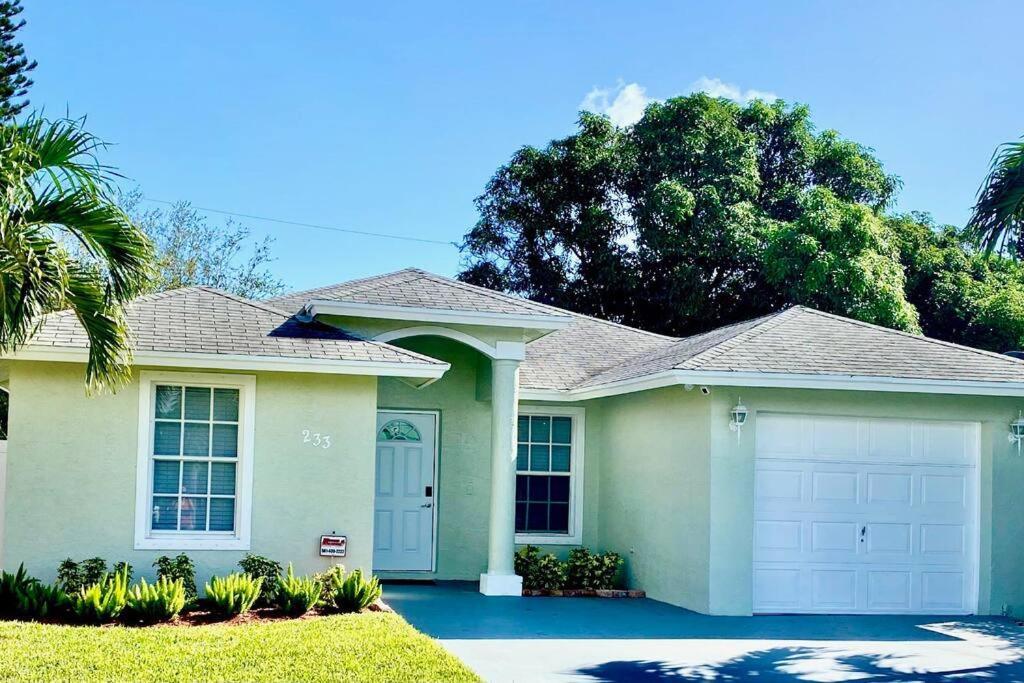 Spacious Home Near Downtown & The Beach Delray Beach Exterior photo